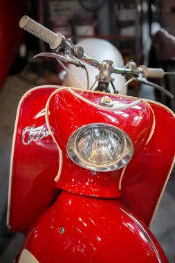 Topacz, Polonya - 13 Ekim 2018: Kırmızı scooter, 60 yaşında, Polonya'da üretilmektedir