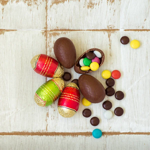 Easter background with chocolate candies in the shape of rabbit, chicken, eggs and sweets — Stock Photo, Image