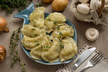 Köfte patates ve mantar ile. Bu Doğu Avrupa ülkelerinde, Polonya, Ukrayna ve Rusya'da çok popüler bir besindir. Ev yapımı yiyecek