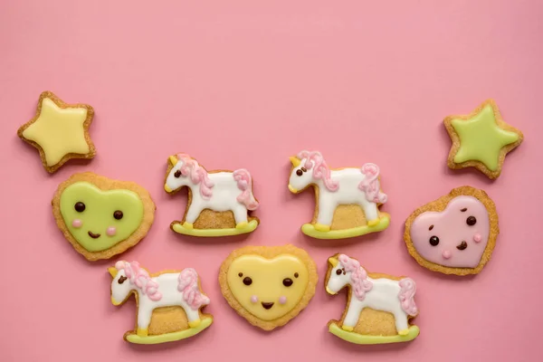 Einhorn Und Herzförmige Zuckerkekse Mit Pastellfarbenem Zuckerguss Auf Rosa Hintergrund — Stockfoto