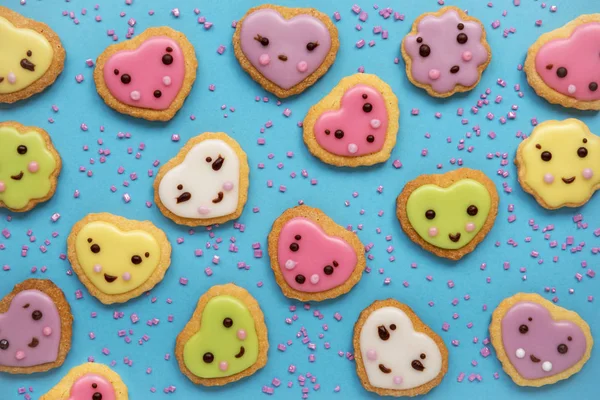 Urządzone Pastelowych Royal Wisienką Różowym Tle Cookies Cukru Kształcie Serca — Zdjęcie stockowe