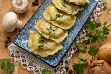 Köfte patates ve mantar ile. Bu Doğu Avrupa ülkelerinde, Polonya, Ukrayna ve Rusya'da çok popüler bir besindir. Ev yapımı yiyecek