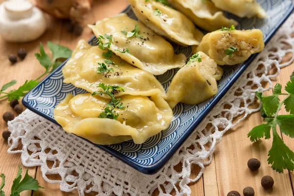 Pierogi Ziemniakami Pieczarkami Jest Bardzo Popularne Żywności Krajach Europy Wschodniej — Zdjęcie stockowe