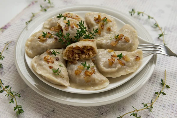 Knödel Mit Buchweizenbrei Und Gebratenen Zwiebeln Dies Ist Ein Sehr — Stockfoto