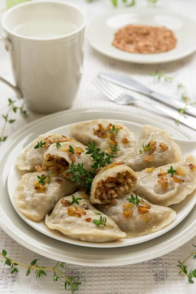 Knödel Mit Buchweizenbrei Und Gebratenen Zwiebeln Dies Ist Ein Sehr — Stockfoto