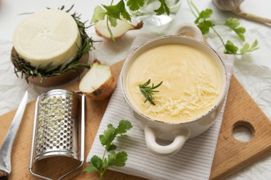 Sarı ve beyaz peynir, krem, soğan ve patates peynir çorbası. Sağlıklı Vejetaryen yiyecekler