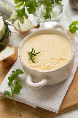 Sarı ve beyaz peynir, krem, soğan ve patates peynir çorbası. Sağlıklı Vejetaryen yiyecekler
