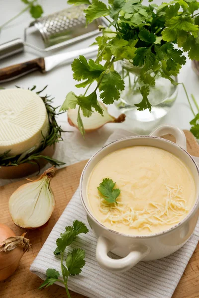 黄色と白チーズ クリーム 玉ねぎ ジャガイモとチーズのスープ コリアンダー飾られています 健康的なベジタリアン料理 — ストック写真