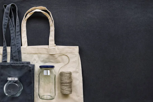 Bavlněná nákupní taška, sklenice, láhev a vaření vlákno na tmavě modrém pozadí — Stock fotografie