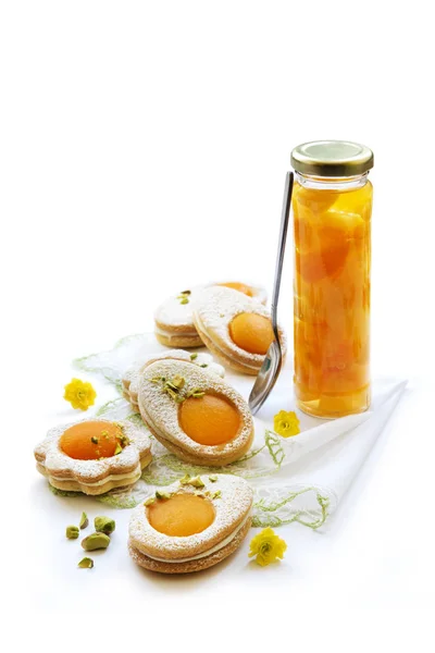 复活节快乐 白色鸡蛋形状的饼干 杏仁色 开心果 自制装饰 在白色背景上被隔离 — 图库照片