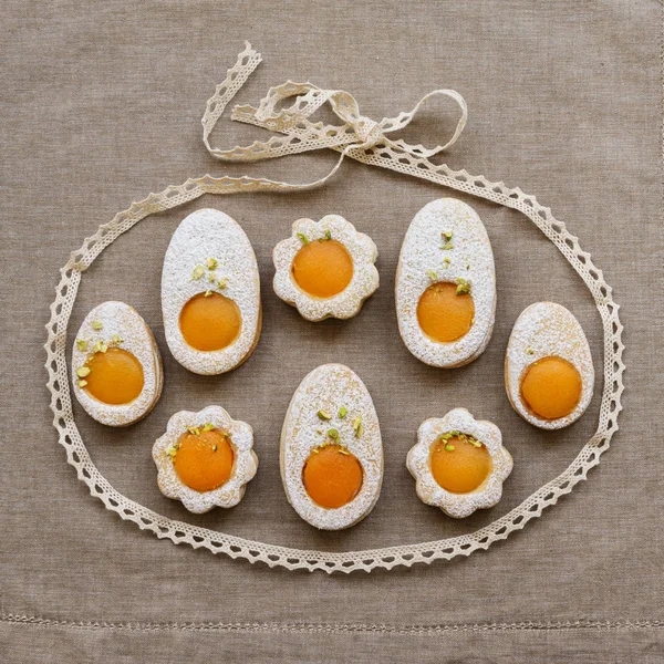 Glædelig Påske Cookies Form Hvide Med Abrikos Æggeblomme Med Pistacienødder - Stock-foto