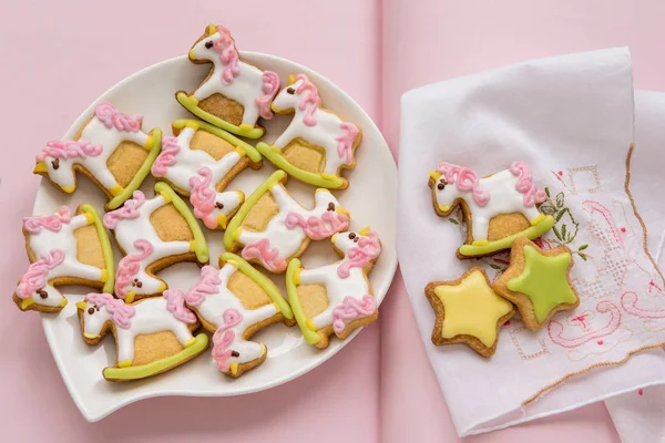 Jednorożec Kształcie Cookies Cukru Utrzymane Pastelowych Royal Wisienką Różowym Tle — Zdjęcie stockowe