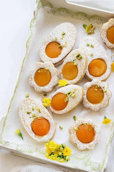 复活节快乐 白色鸡蛋和杏色蛋黄形状的饼干 配以开心果作为儿童和娱乐的自制装饰 — 图库照片
