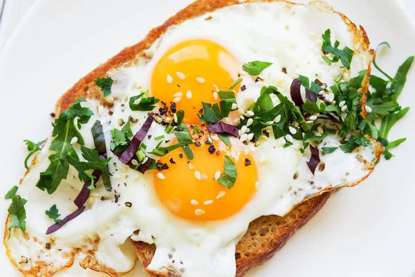 Fried Egg Two Yolks Bread Chopped Greens White Dish View — Stock Photo, Image