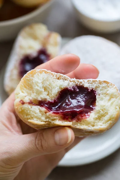 Ciambella tradizionale polacca tedesca con marmellata di lamponi spolverata con zucchero a velo — Foto Stock