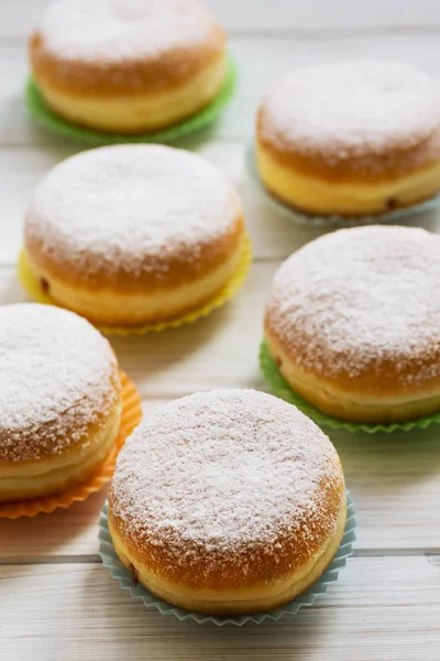 Traditionel tysk polsk donut med hindbær marmelade støvet med isnende sukker - Stock-foto