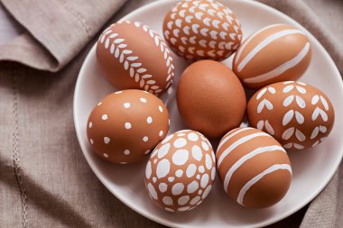 Paskalya günü için beyaz süsleme boyalı Köyü Çevre Dostu yumurta.