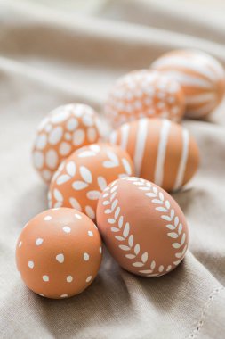 Paskalya günü için beyaz süsleme boyalı Köyü Çevre Dostu yumurta.