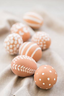 Paskalya günü için beyaz süsleme boyalı Köyü Çevre Dostu yumurta.