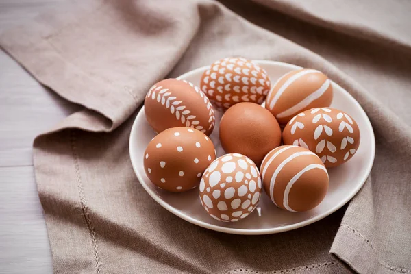 Villaggio uova eco-friendly dipinte in ornamento bianco per il giorno di Pasqua . — Foto Stock