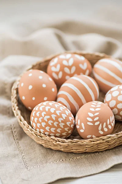 Village oeufs écologiques peints en ornement blanc pour le jour de Pâques . — Photo