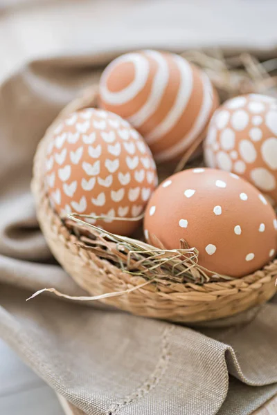 Paskalya günü için beyaz süsleme boyalı Köyü Çevre Dostu yumurta.