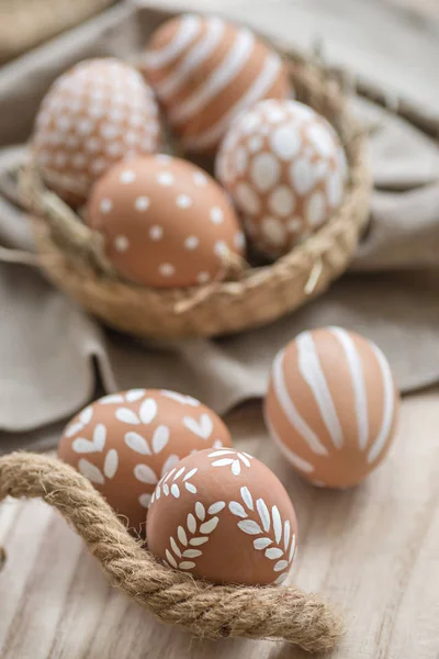 Villaggio uova eco-friendly dipinte in ornamento bianco per il giorno di Pasqua . — Foto Stock