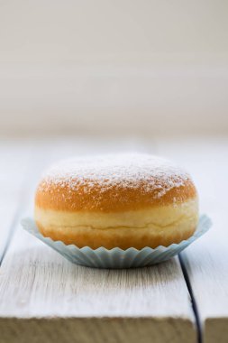 Ahududu reçeli ile geleneksel Alman Lehçe Donut ile krema şeker tozunu