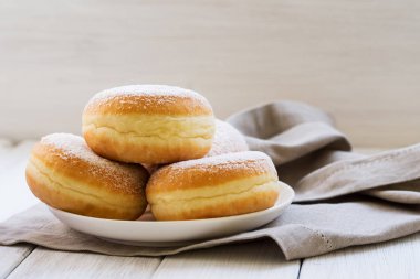 Ahududu reçeli ile geleneksel Alman Lehçe Donut ile krema şeker tozunu
