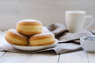 Ahududu reçeli ile geleneksel Alman Lehçe Donut ile krema şeker tozunu