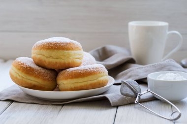 Ahududu reçeli ile geleneksel Alman Lehçe Donut ile krema şeker tozunu