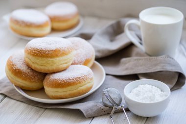 Ahududu reçeli ile geleneksel Alman Lehçe Donut ile krema şeker tozunu
