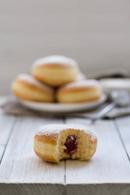 Ahududu reçeli ile geleneksel Alman Lehçe Donut ile krema şeker tozunu