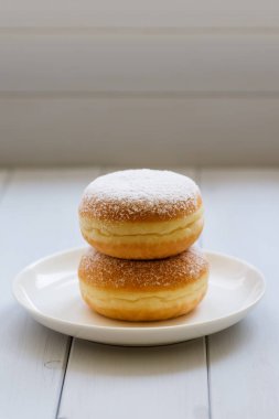 Ahududu reçeli ile geleneksel Alman Lehçe Donut ile krema şeker tozunu