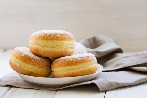 Donut polaco tradicional alemán con mermelada de frambuesa polarizada con azúcar helada —  Fotos de Stock