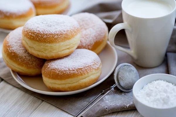 Традиційний німецький польських пончик з малиновим варенням посипаний цукрової пудри — стокове фото