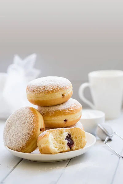 Donut polonais allemand traditionnel à la confiture de framboises saupoudré de sucre glace — Photo