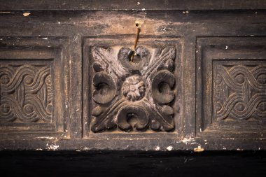 Duvarda Rönesans kabartmaları ve bitki desenleri ile antik sütunlar