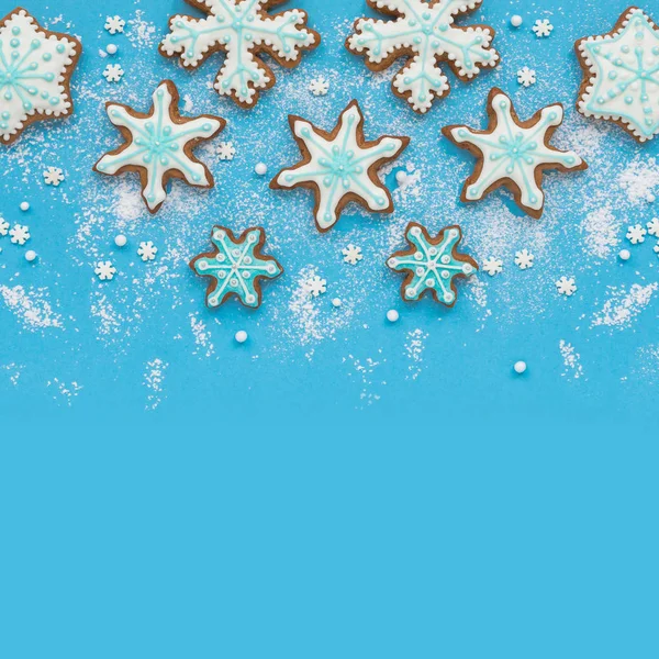 Galletas de Navidad en forma de copos de nieve hechos a mano básico para su decoración —  Fotos de Stock