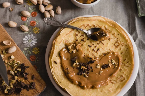 Crepes finos com Butterscotch e amêndoas e chocolate picado — Fotografia de Stock