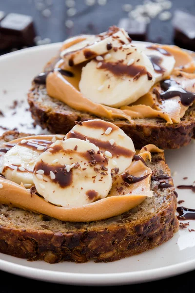 Toast with peanut butter and bananas — Stock Photo, Image