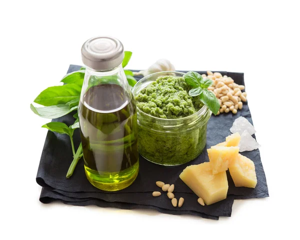 Pesto de salsa casera italiana verde —  Fotos de Stock