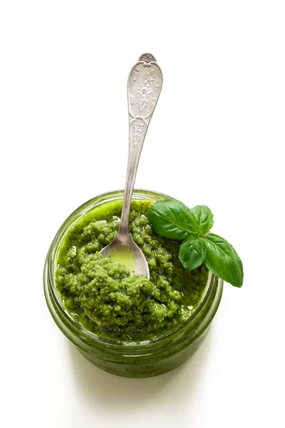 Tarro de vidrio de pesto de albahaca —  Fotos de Stock