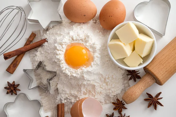 Ingredienti da forno per biscotti di Natale su sfondo bianco — Foto Stock