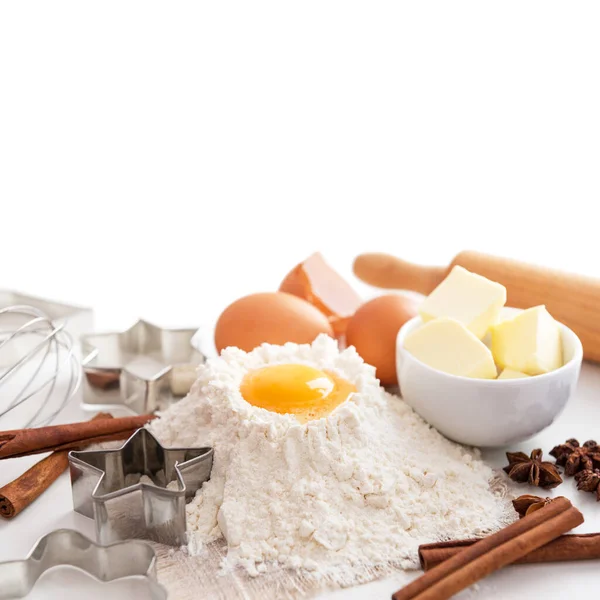 Bakning ingredienser för jul cookies på vit bakgrund — Stockfoto