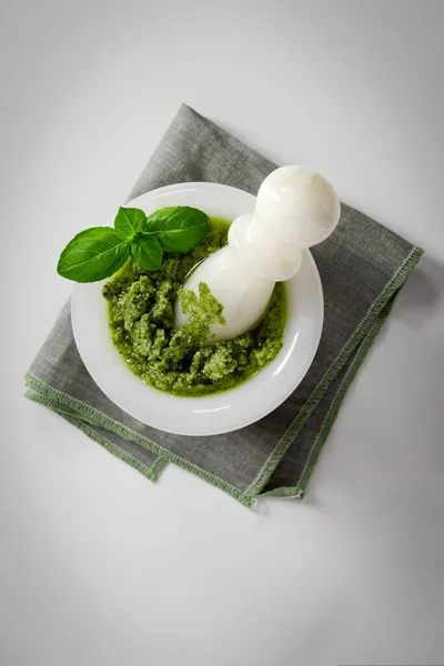 Pesto de salsa casera italiana verde en maceta de piedra —  Fotos de Stock