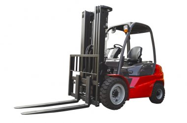 Güçlü elektrikli forklift beyaz arka planda izole edildi
