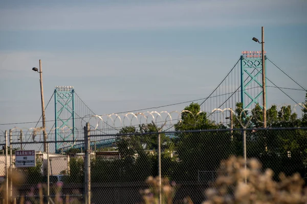 Botschafterbrücke zwischen detroit und windsor — Stockfoto