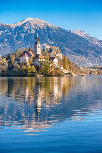 Île avec une église à Bled — Photo
