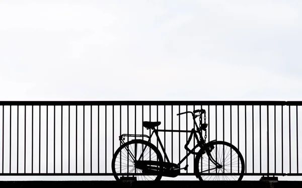 Bicicleta bloqueada a la barandilla — Foto de Stock